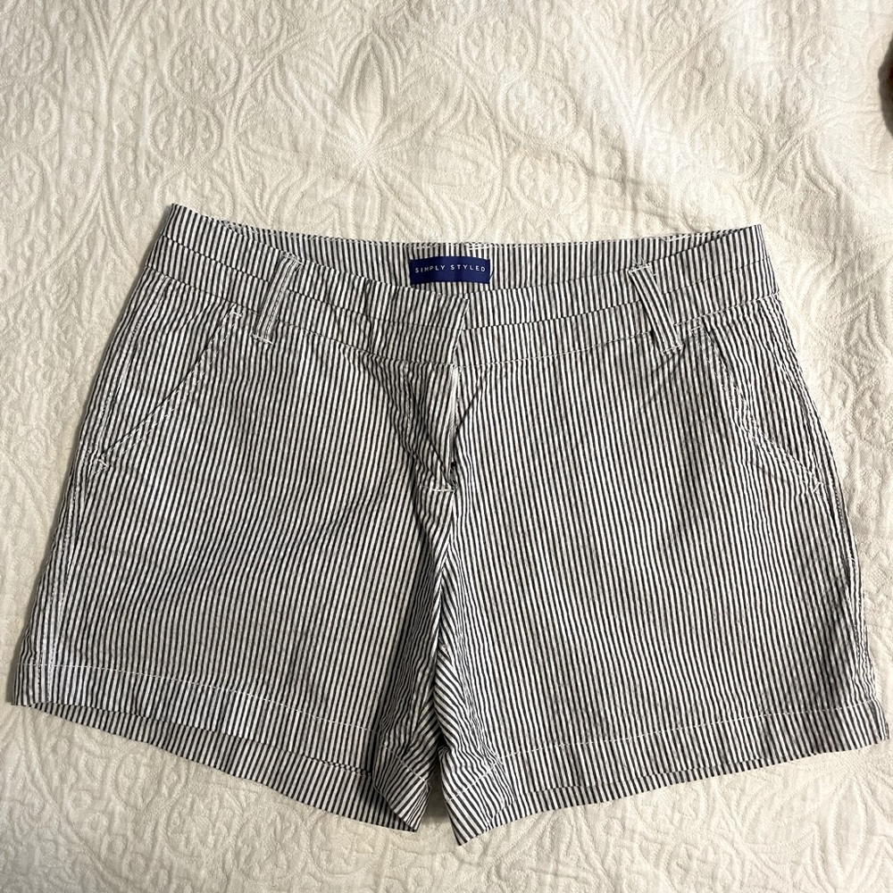 Pinstriped casual shorts